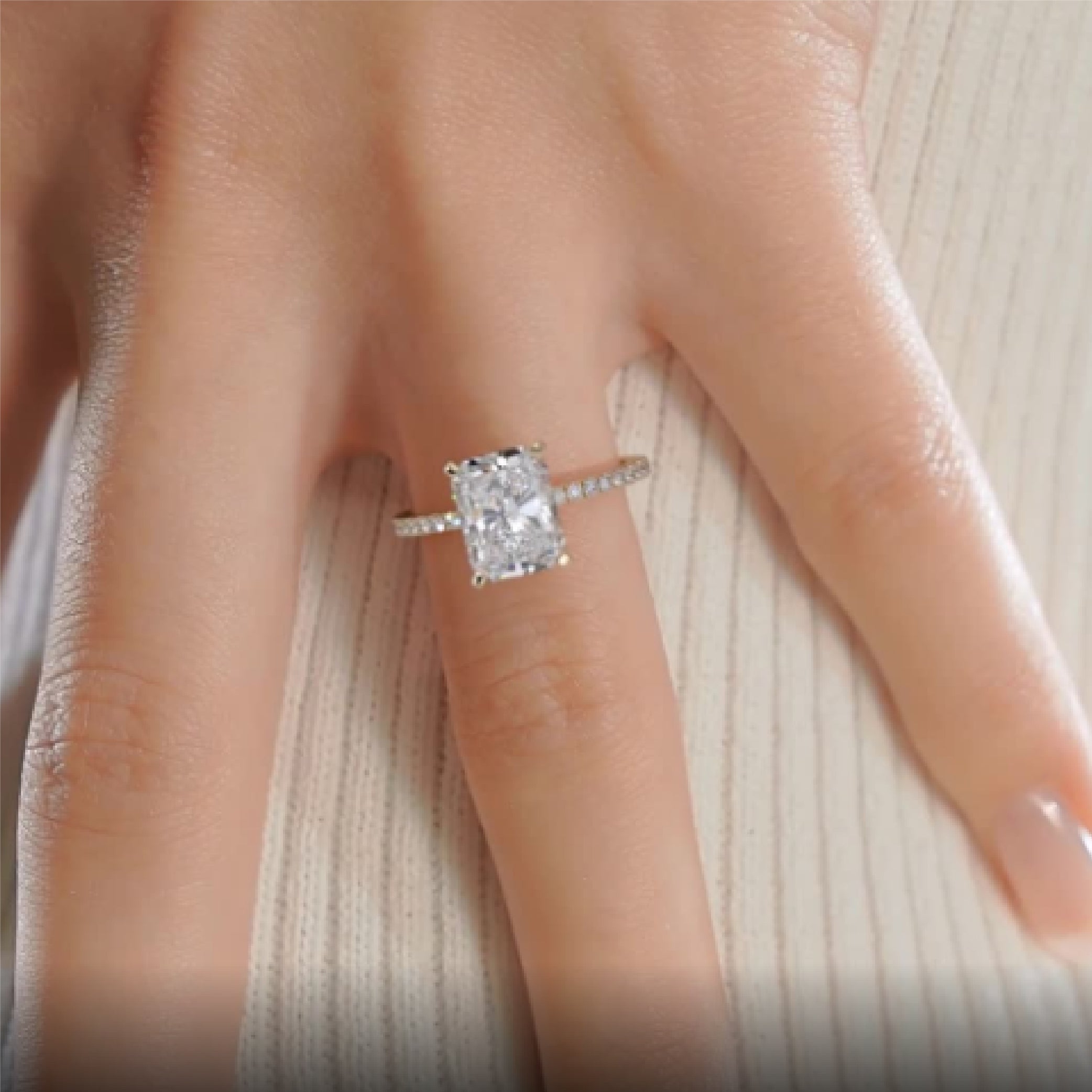 https://bestbrillianceorigin.sirv.com/VIDEOS/Engagement%20Ring/J99253RADY3H.mp4