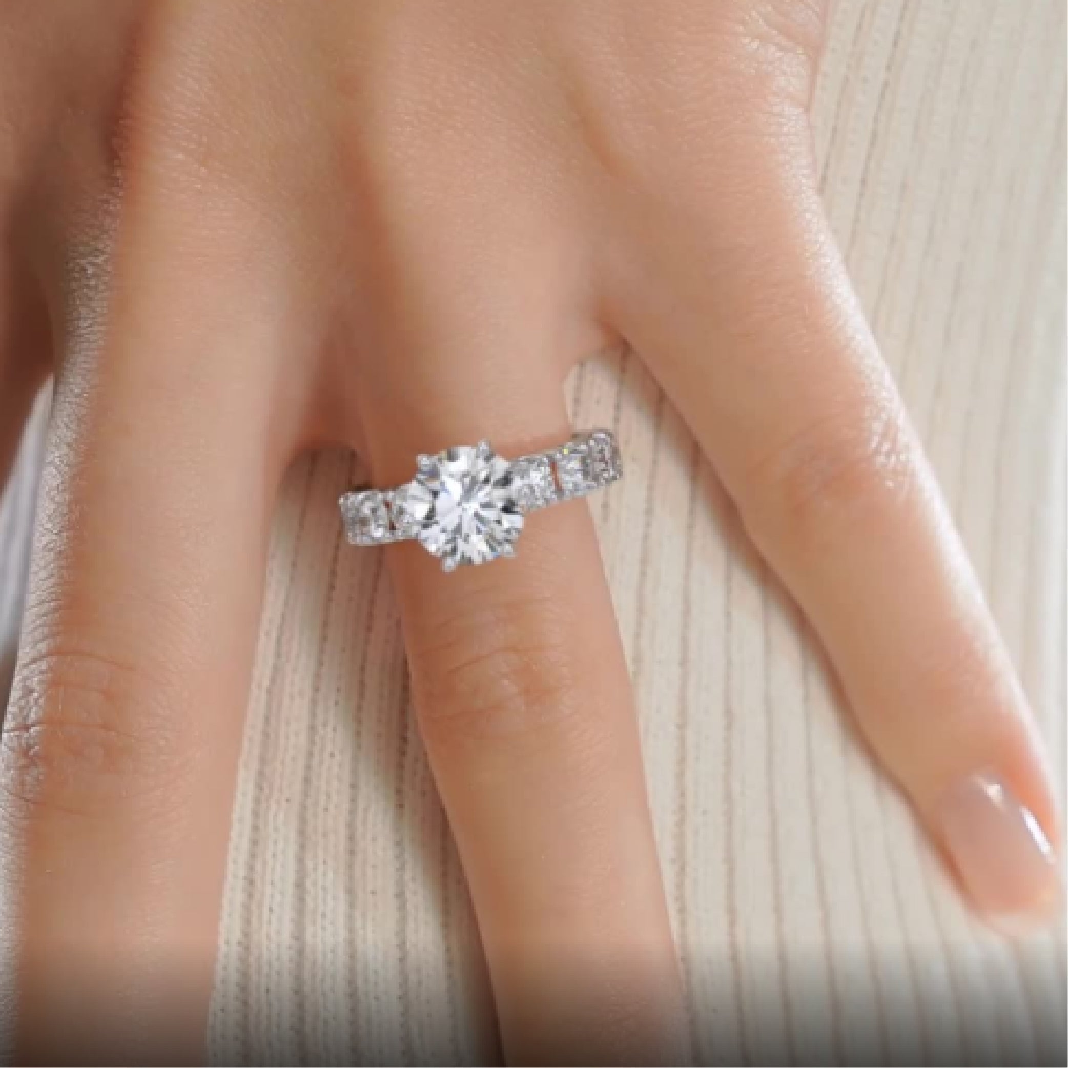 https://bestbrillianceorigin.sirv.com/VIDEOS/Engagement%20Ring/J99413RDW3H.mp4