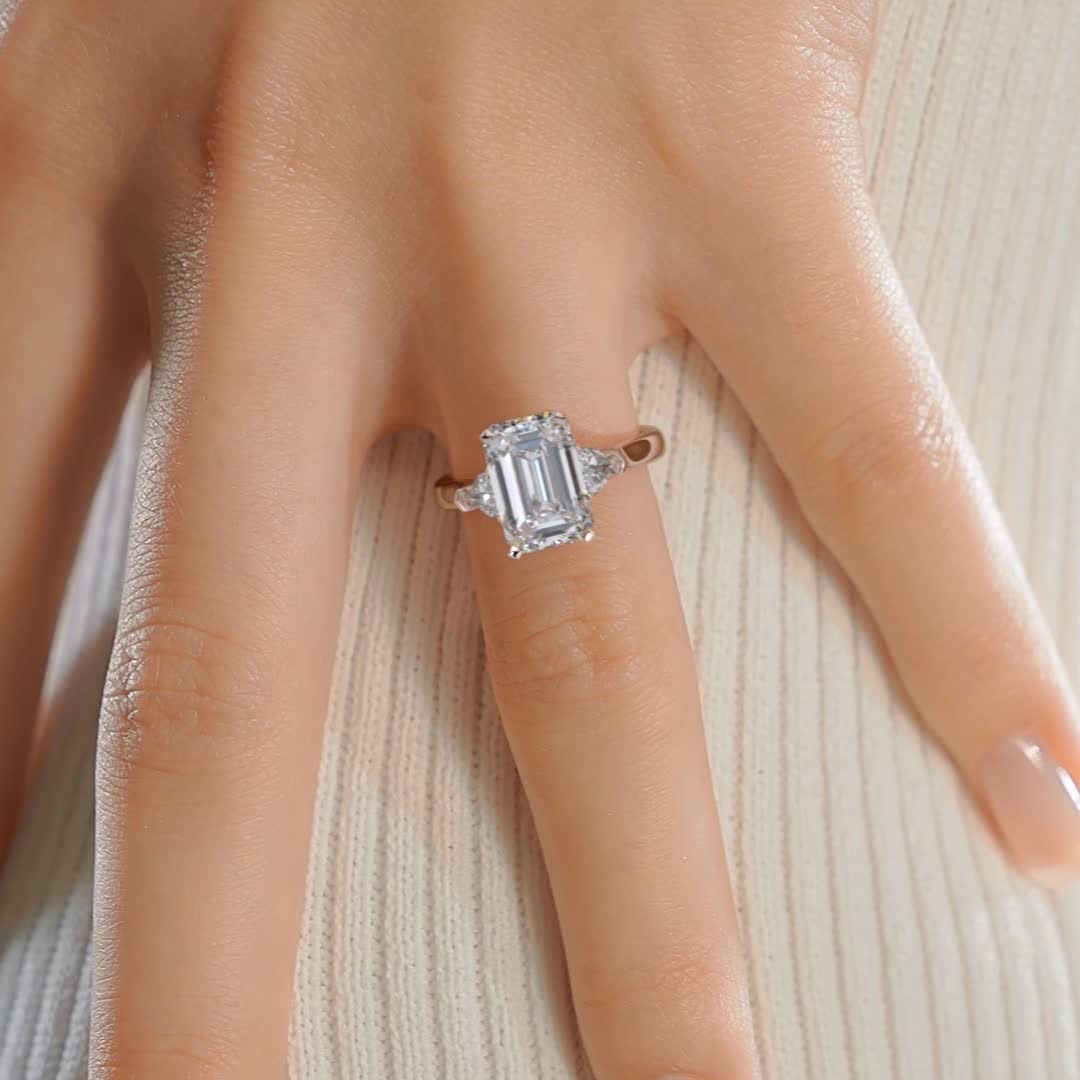 https://bestbrillianceorigin.sirv.com/VIDEOS/Engagement%20Ring/J99431EMR5H.mp4