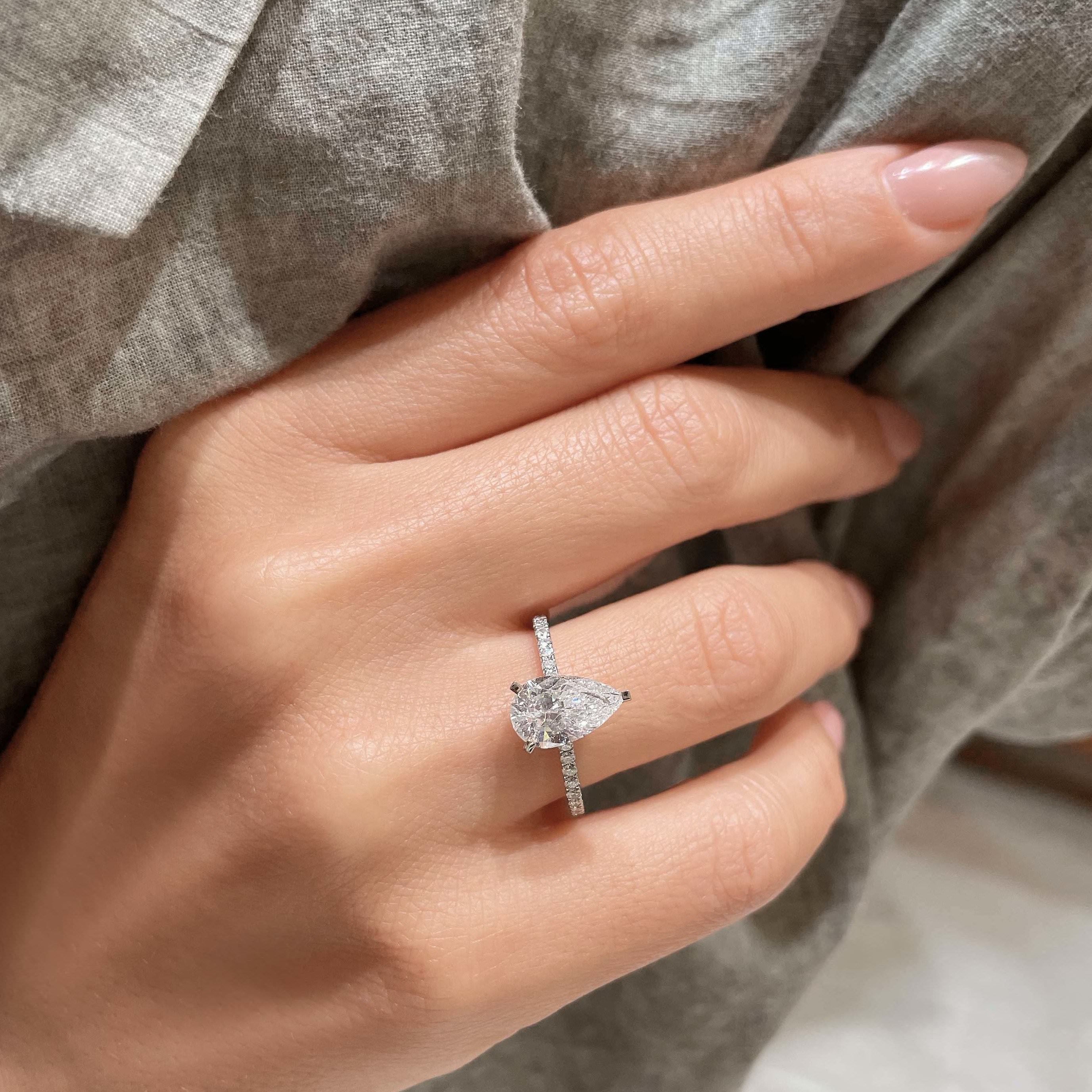 2 carat pear deals ring