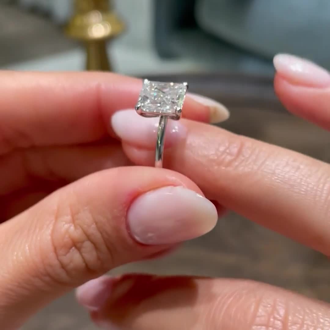 https://bestbrillianceorigin.sirv.com/VIDEOS/Engagement%20Ring/J99259RADW2_005.mp4
