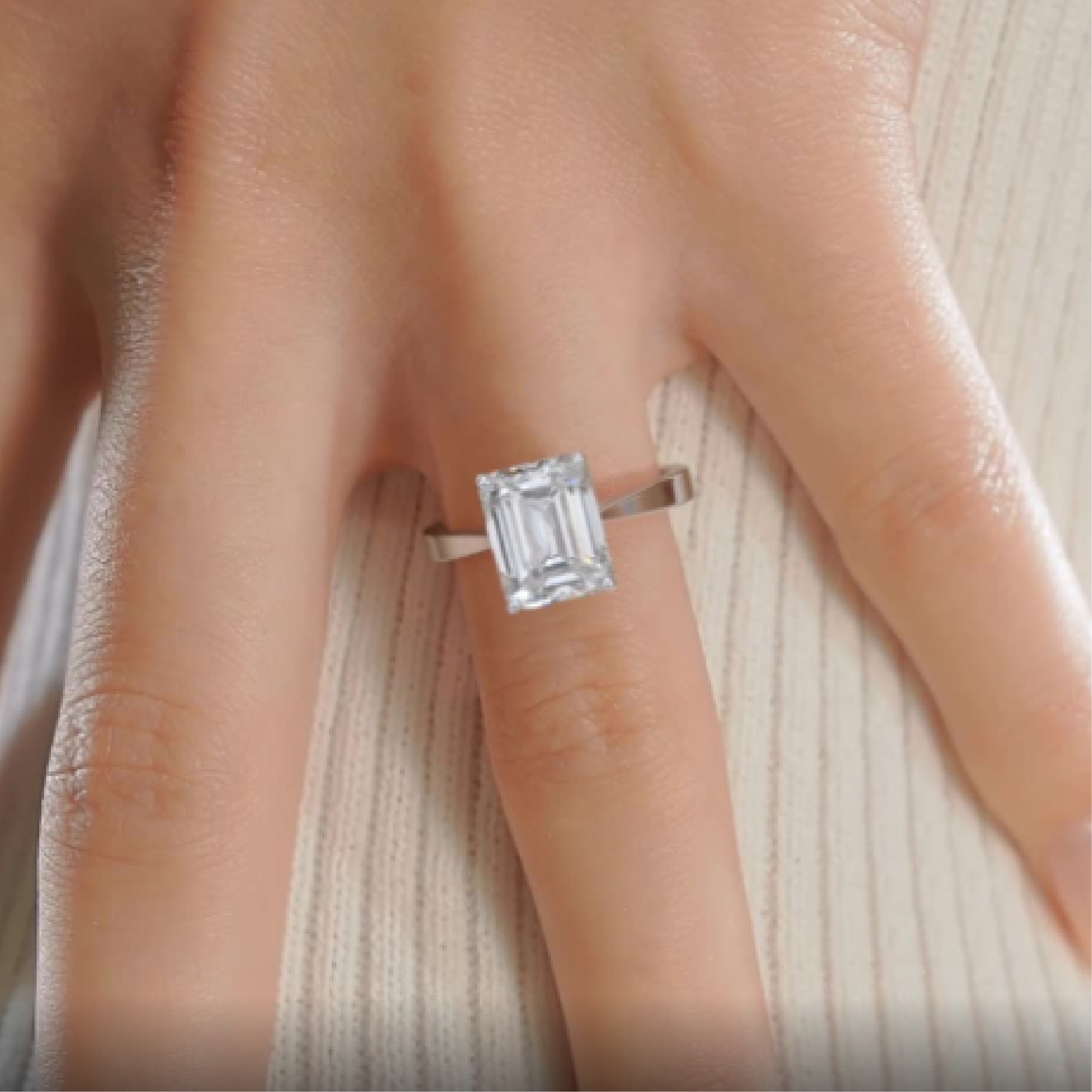 https://bestbrillianceorigin.sirv.com/VIDEOS/Engagement%20Ring/J99404EMW3H.mp4