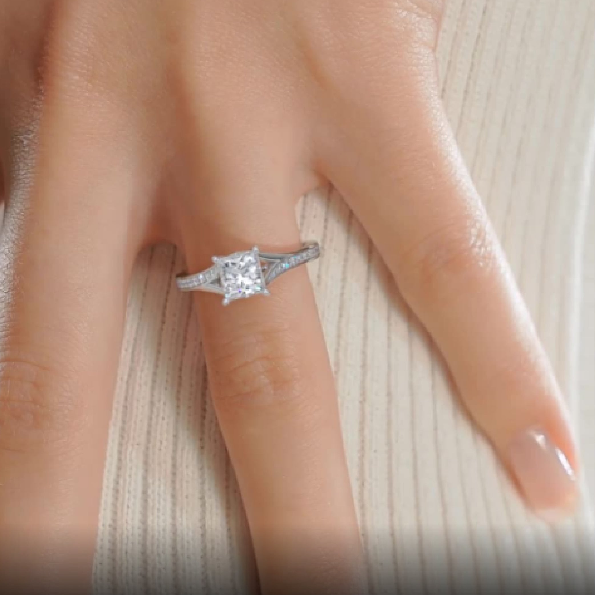 https://bestbrillianceorigin.sirv.com/VIDEOS/Engagement%20Ring/J99418PRW1H.mp4