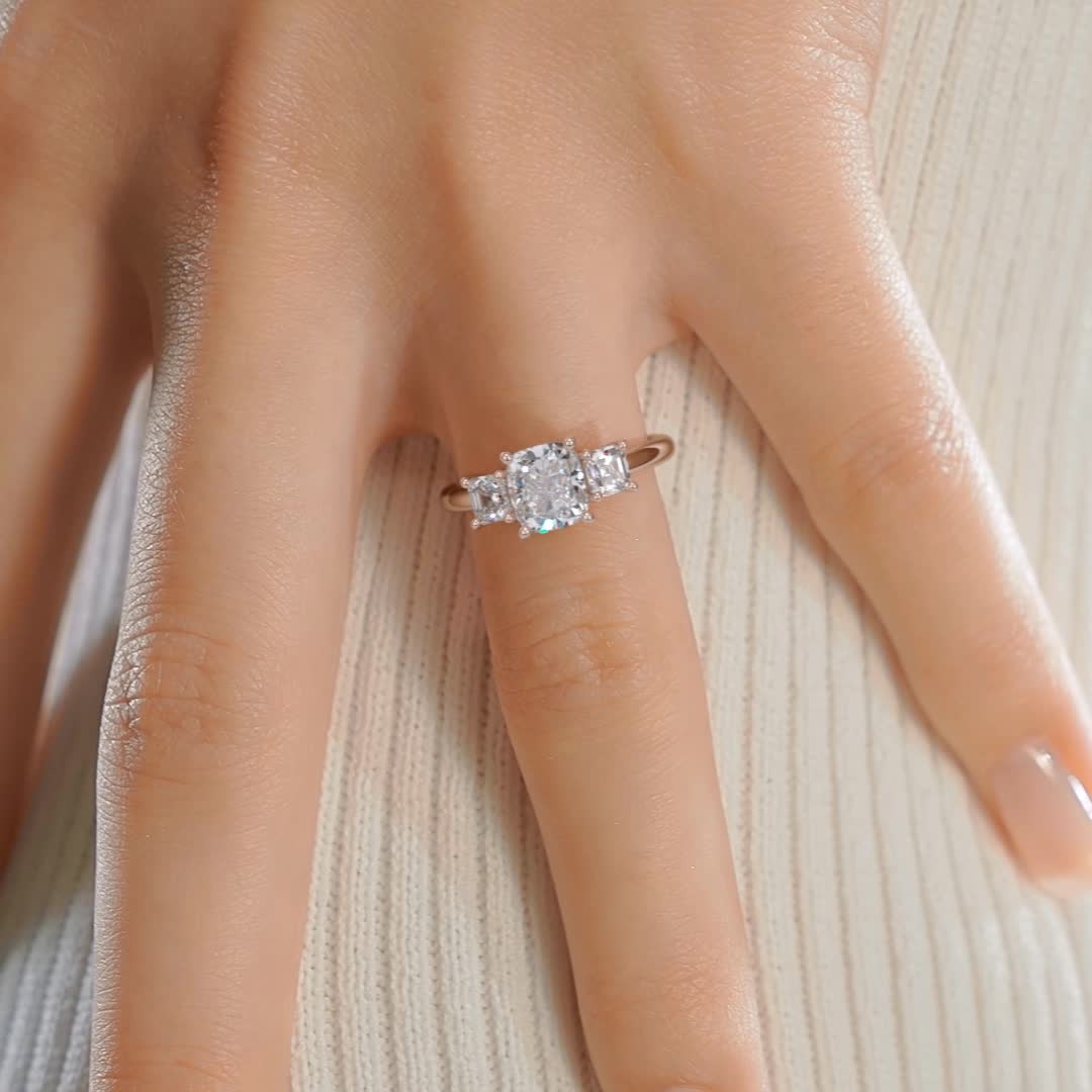 https://bestbrillianceorigin.sirv.com/VIDEOS/Engagement%20Ring/J99420CUR2H.mp4