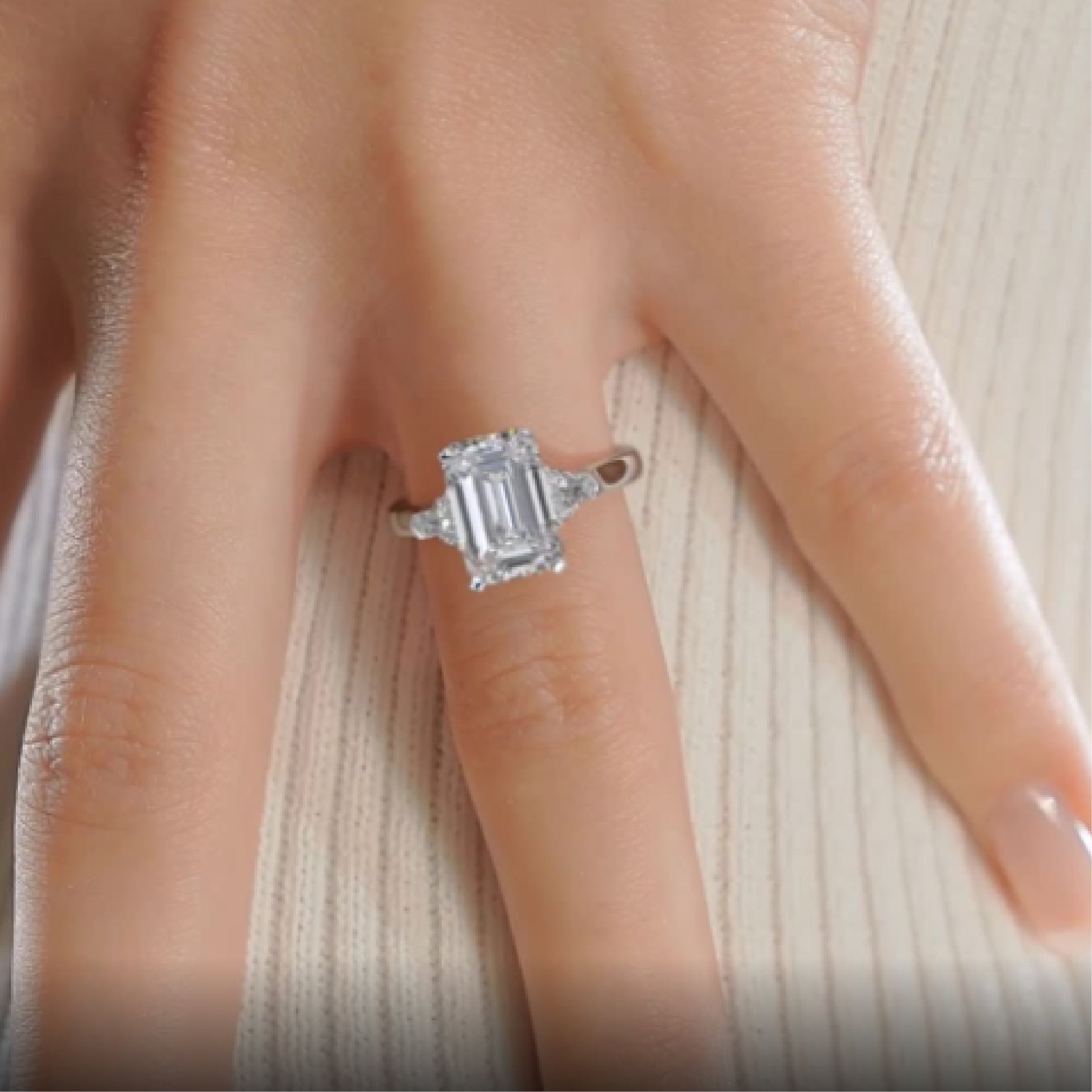 https://bestbrillianceorigin.sirv.com/VIDEOS/Engagement%20Ring/J99431EMW5H.mp4